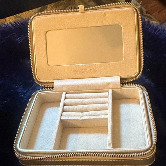 Wolf Palermo luxury leather zip case W/gold zippers displays & organizes jewelry